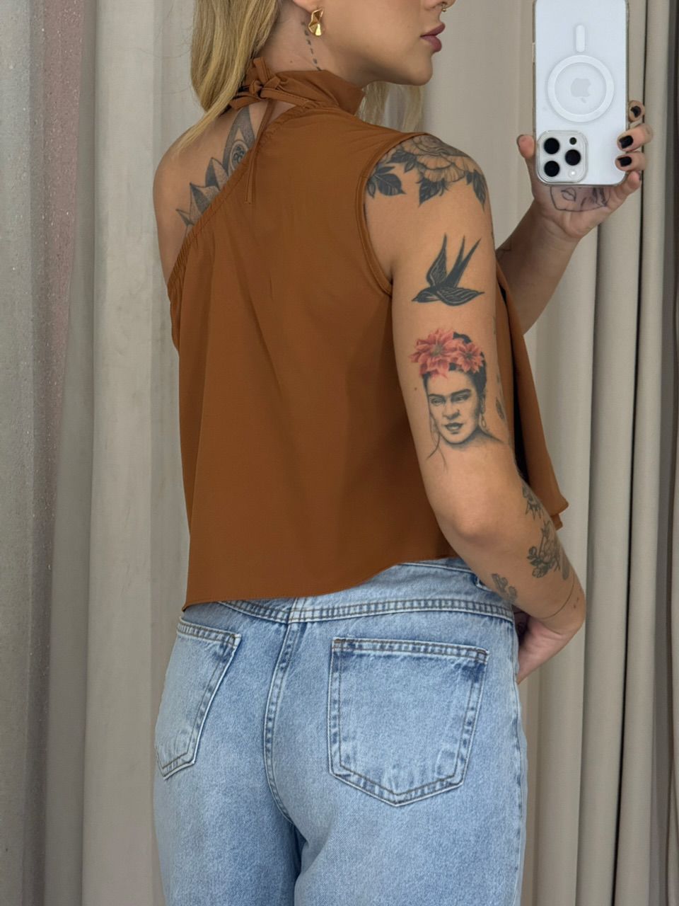 BLUSA ZOE GOLA ASSIMÉTRICA CARAMELO