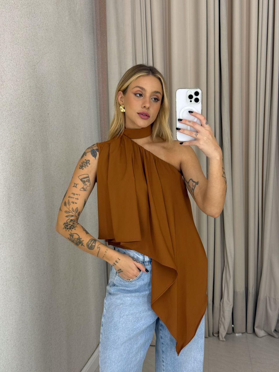 BLUSA ZOE GOLA ASSIMÉTRICA CARAMELO - 0061870095 - CAROLLA FERRARO