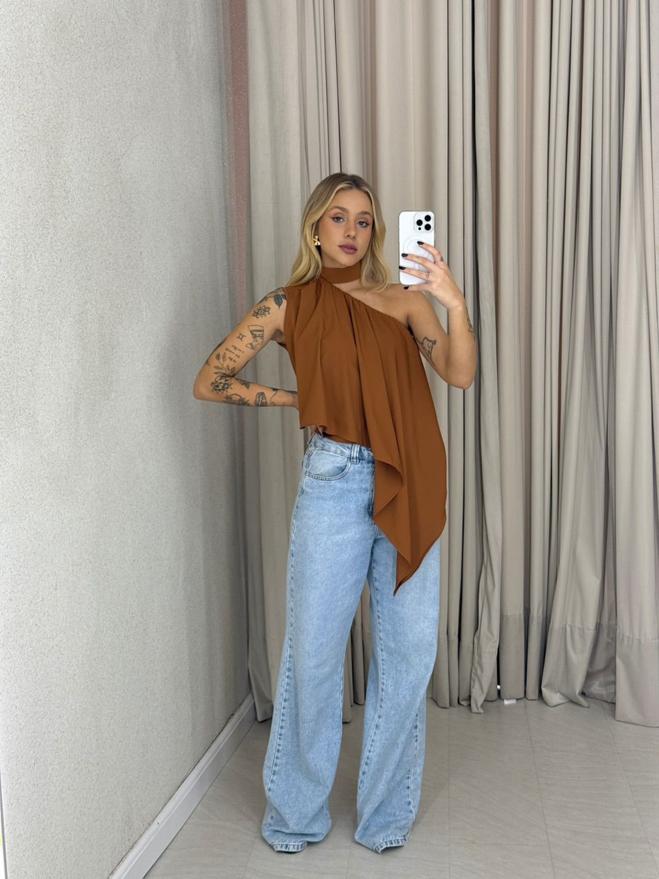 BLUSA ZOE GOLA ASSIMÉTRICA CARAMELO