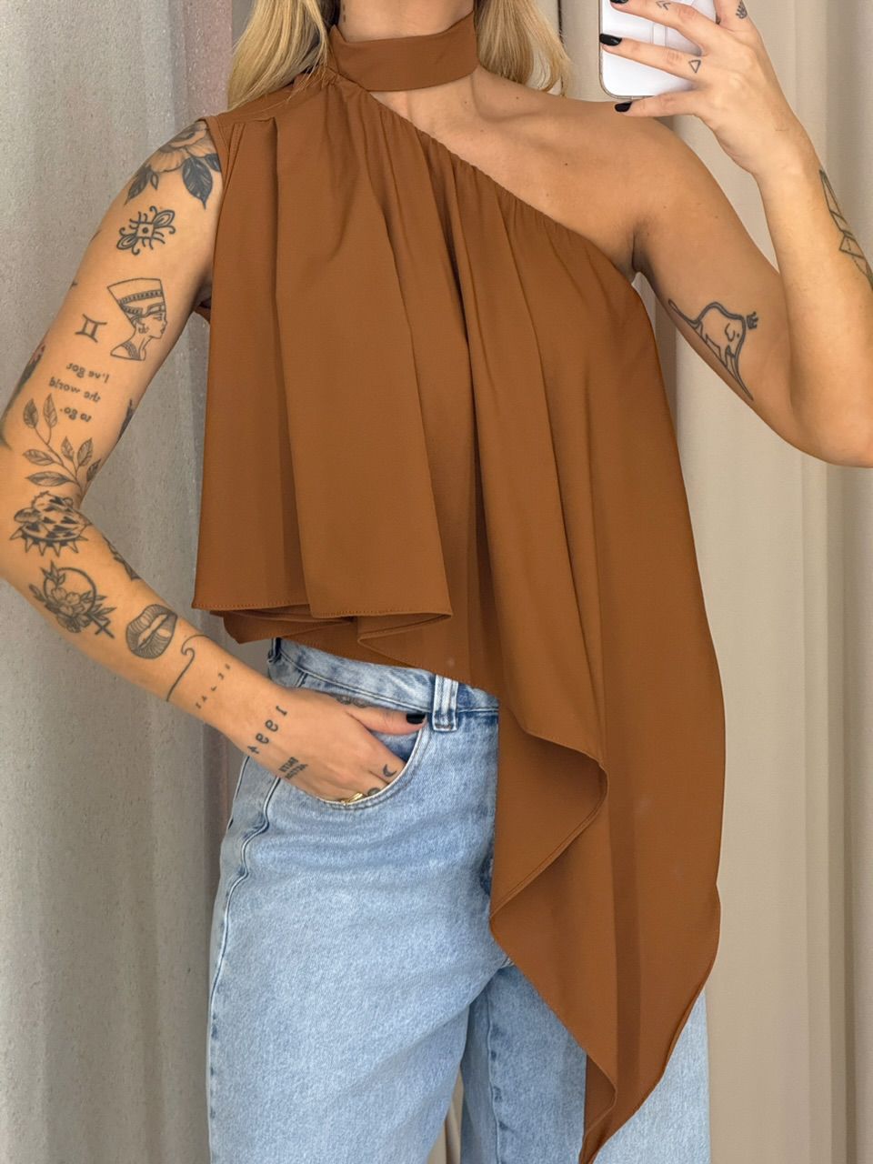 BLUSA ZOE GOLA ASSIMÉTRICA CARAMELO
