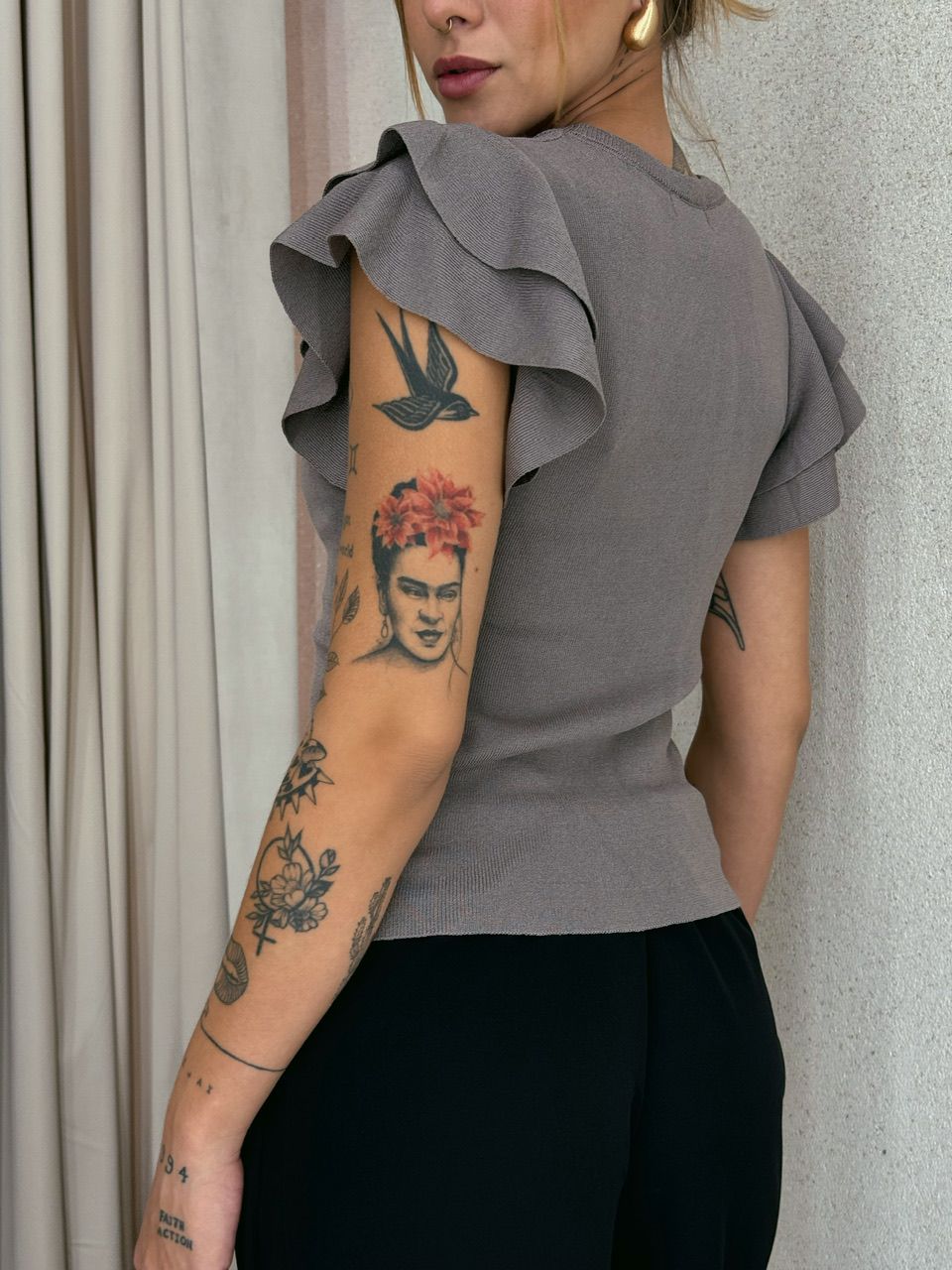 BLUSA MANGA BABADO CAQUI