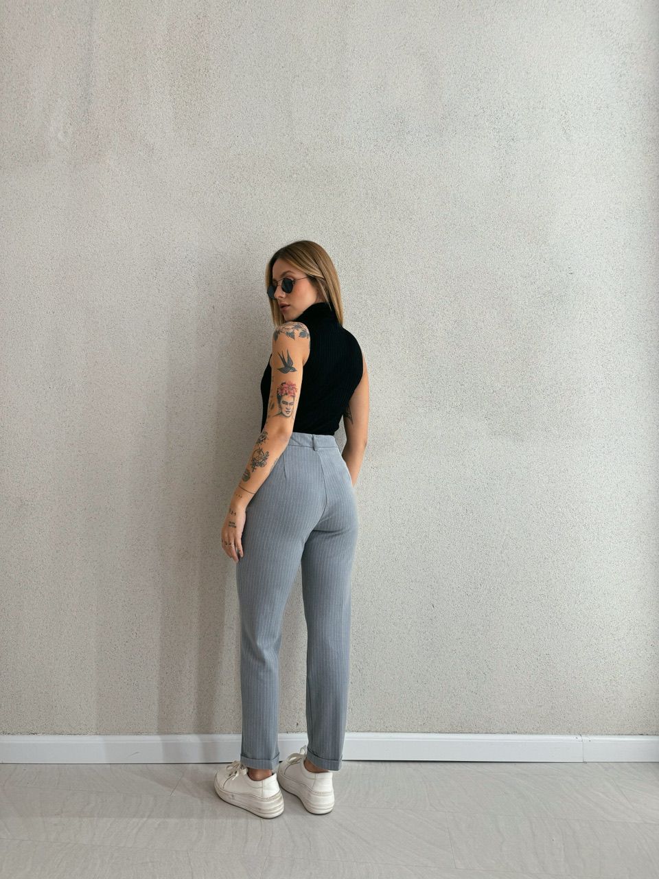 CALÇA RETA RISCA DE GIZ CINZA