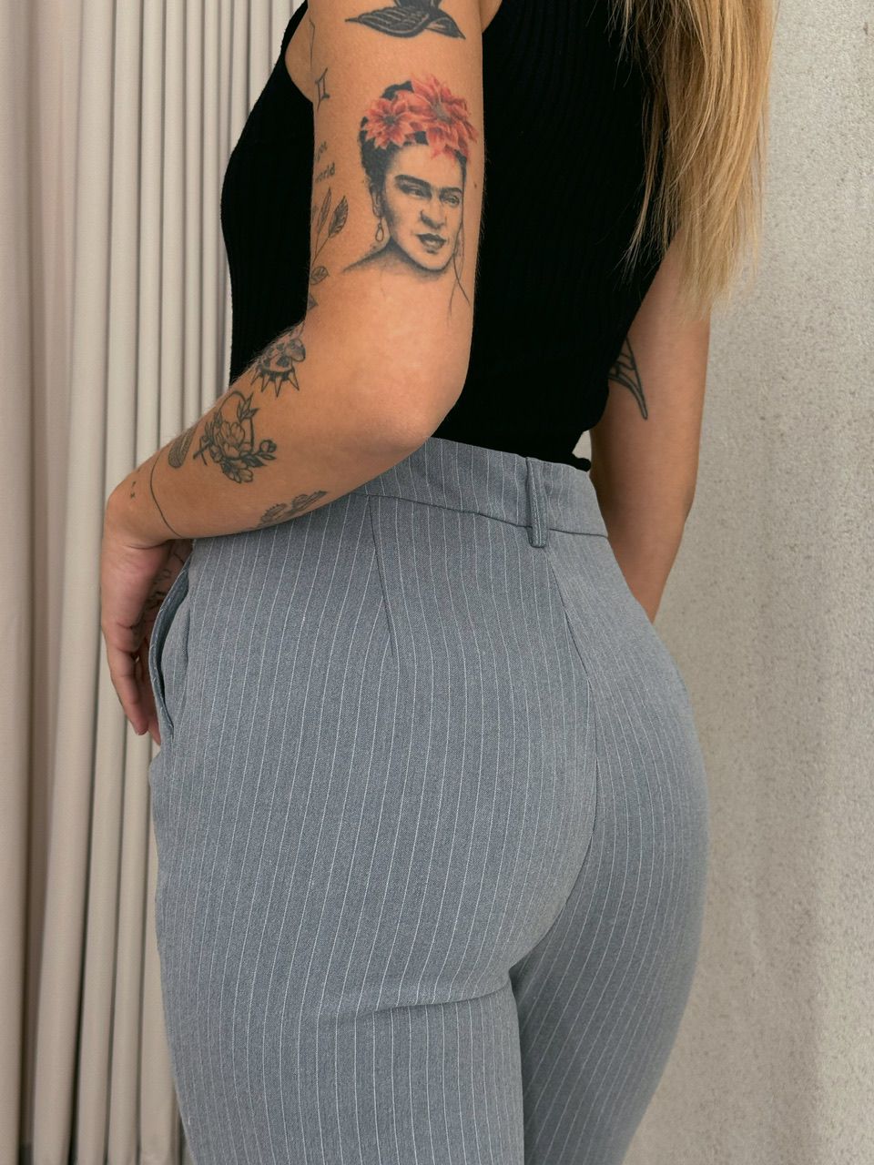 CALÇA RETA RISCA DE GIZ CINZA