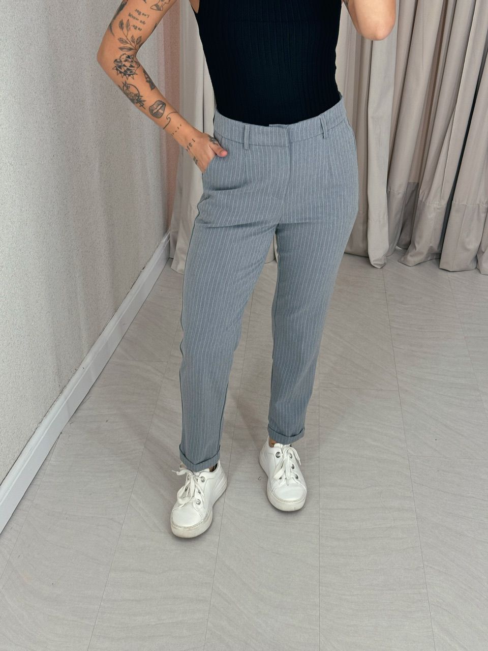 CALÇA RETA RISCA DE GIZ CINZA - 0053210091 - CAROLLA FERRARO