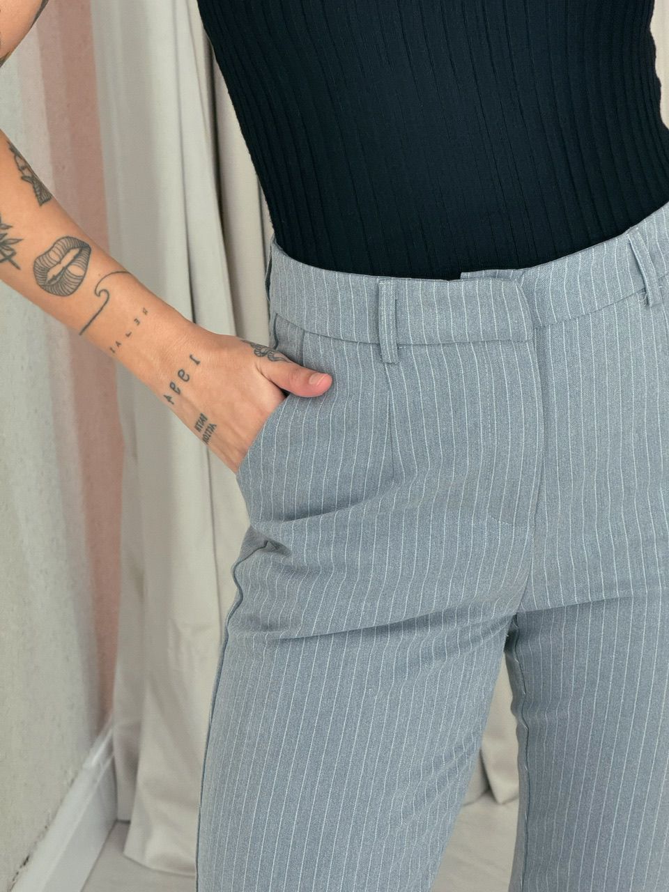 CALÇA RETA RISCA DE GIZ CINZA