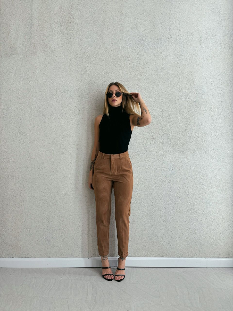 CALÇA RETA RISCA DE GIZ MARROM