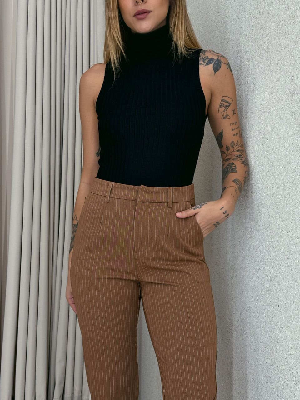CALÇA RETA RISCA DE GIZ MARROM