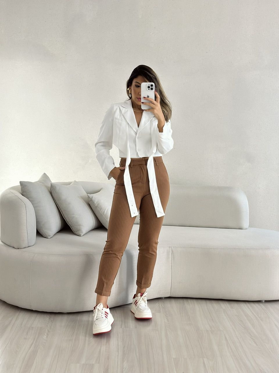CALÇA RETA RISCA DE GIZ MARROM - 0053210054 - CAROLLA FERRARO