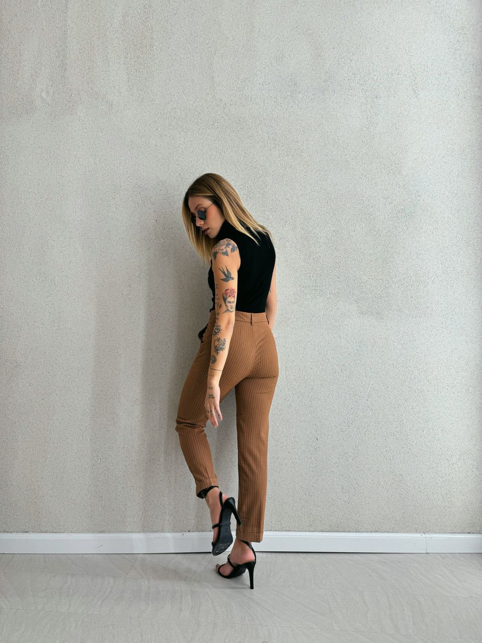 CALÇA RETA RISCA DE GIZ MARROM