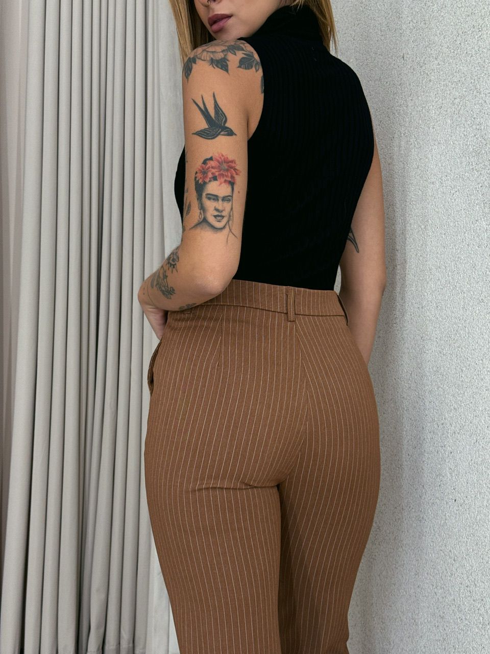 CALÇA RETA RISCA DE GIZ MARROM