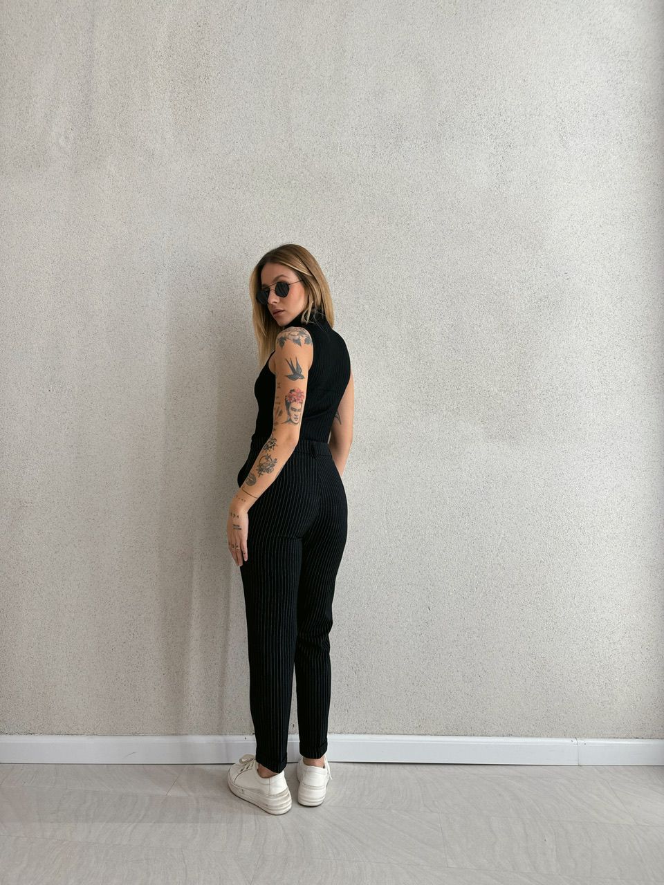 CALÇA RETA RISCA DE GIZ PRETA