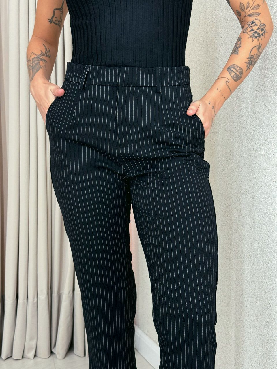 CALÇA RETA RISCA DE GIZ PRETA