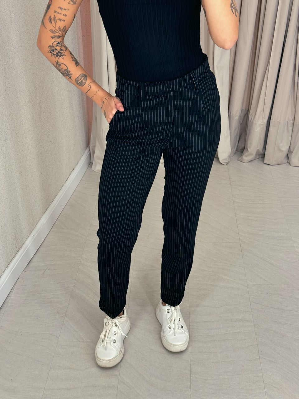 CALÇA RETA RISCA DE GIZ PRETA