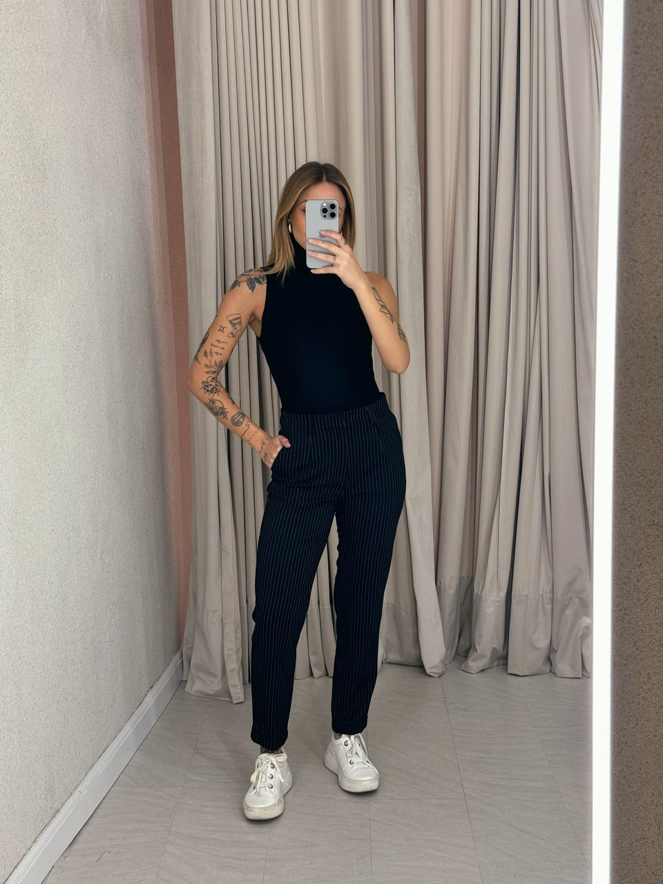 CALÇA RETA RISCA DE GIZ PRETA - 0053210033 - CAROLLA FERRARO