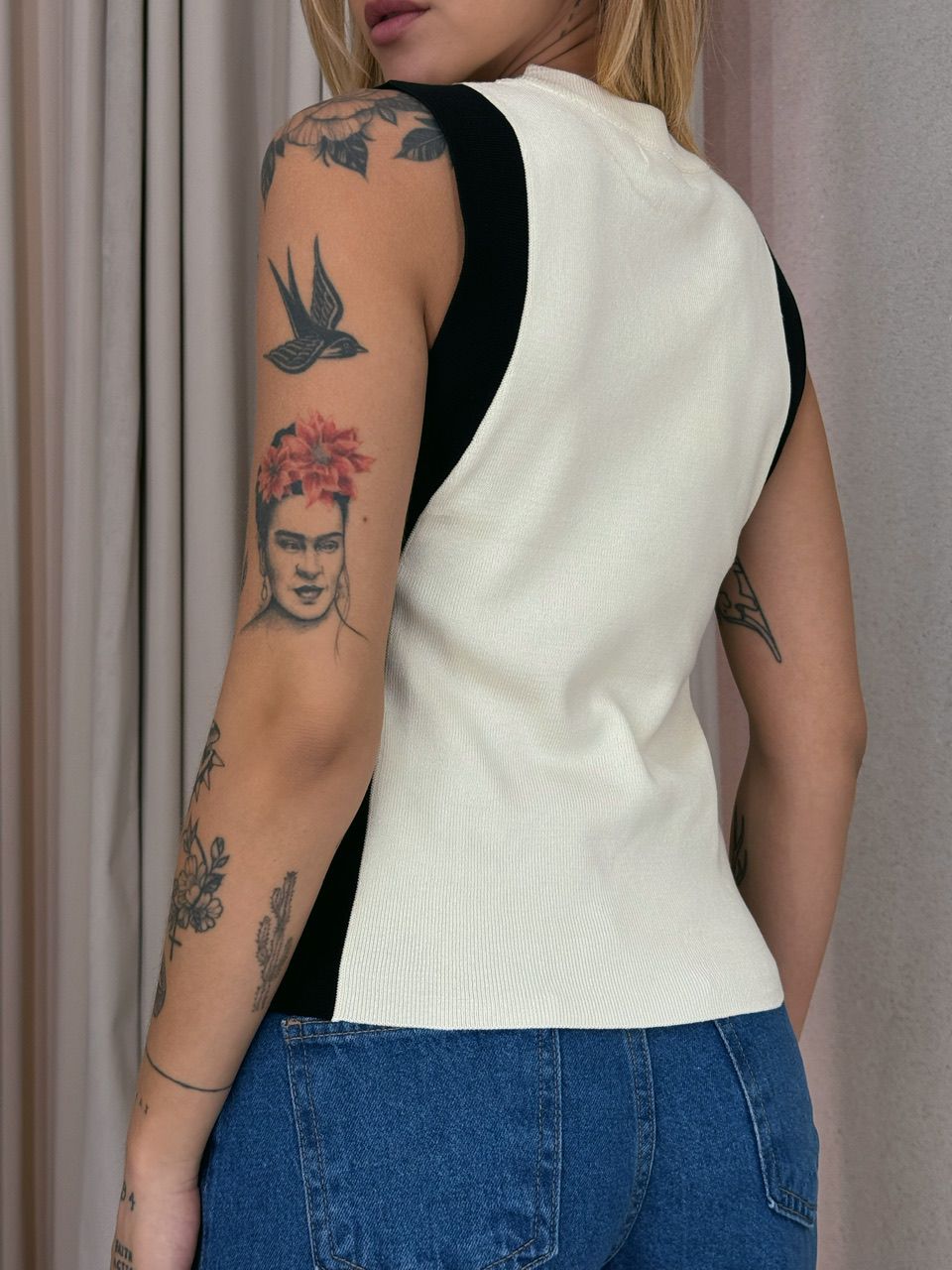 BLUSA CECÍLIA CAVADA OFF/PRETO