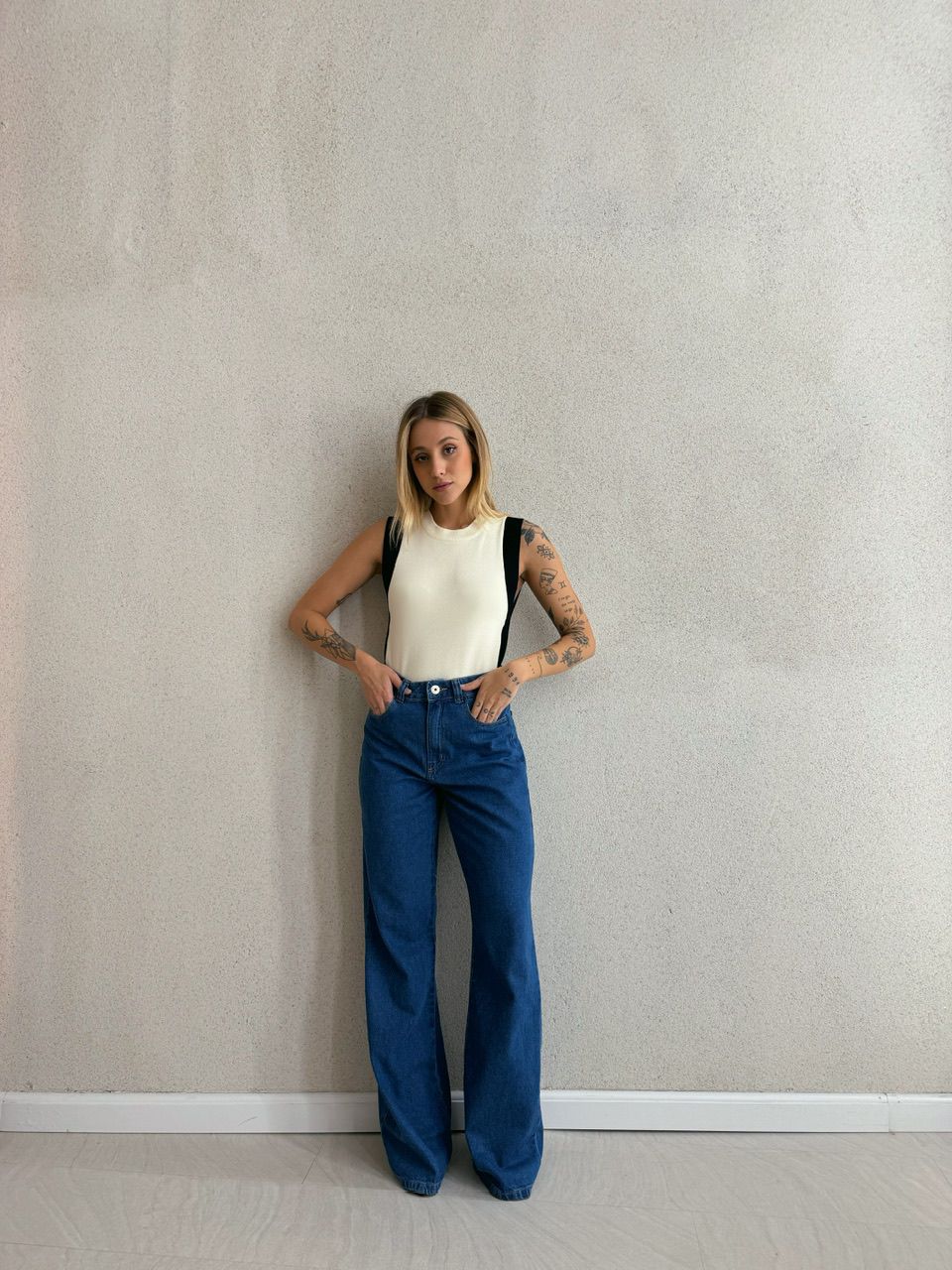 BLUSA CECÍLIA CAVADA OFF/PRETO