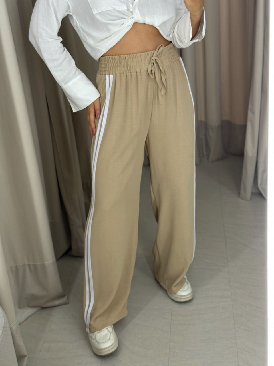CALÇA LORENA LISTRAS AREIA