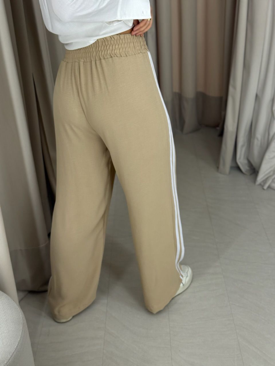 CALÇA LORENA LISTRAS AREIA