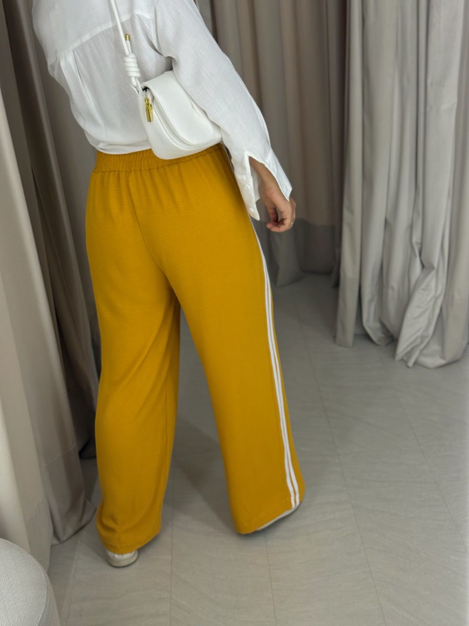 CALÇA LORENA LISTRAS MOSTARDA