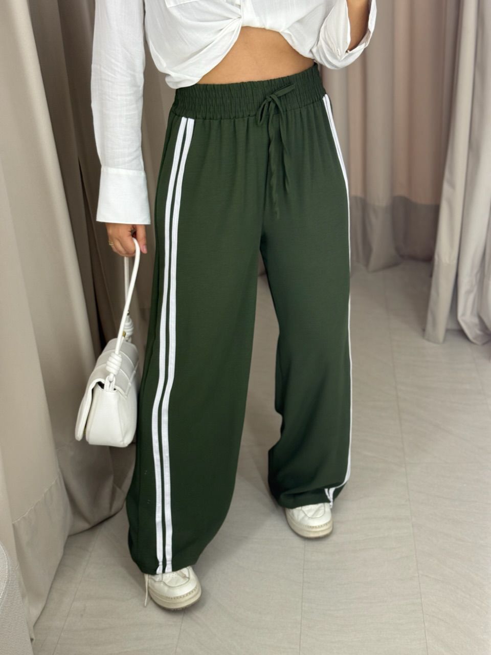 CALÇA LORENA LISTRAS VERDE MILITAR - 0066650009 - CAROLLA FERRARO