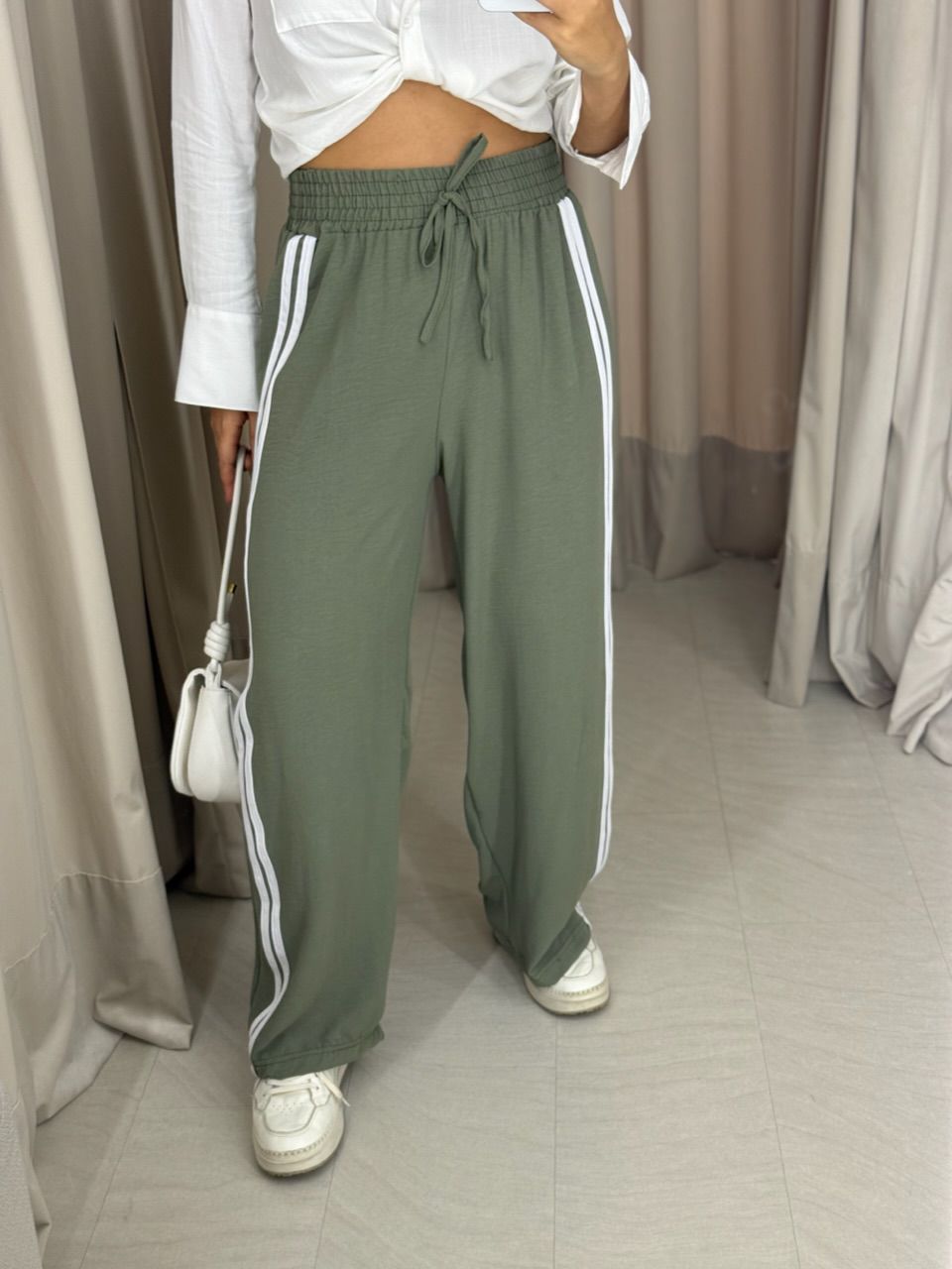 CALÇA LORENA LISTRAS VERDE OLIVA - 0066650008 - CAROLLA FERRARO