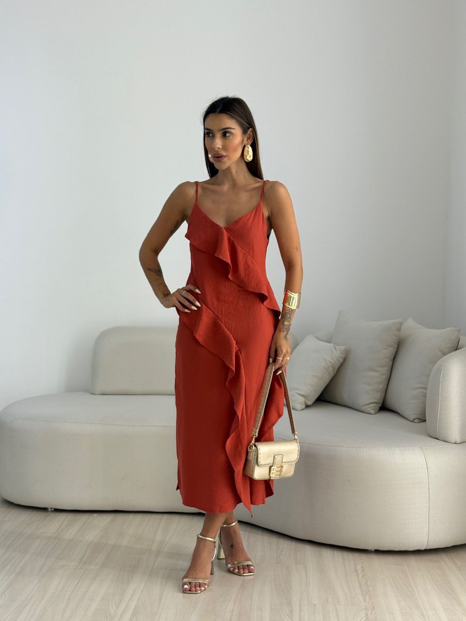 VESTIDO ALANIS BABADO TERRA COTA - 0069410117 - CAROLLA FERRARO