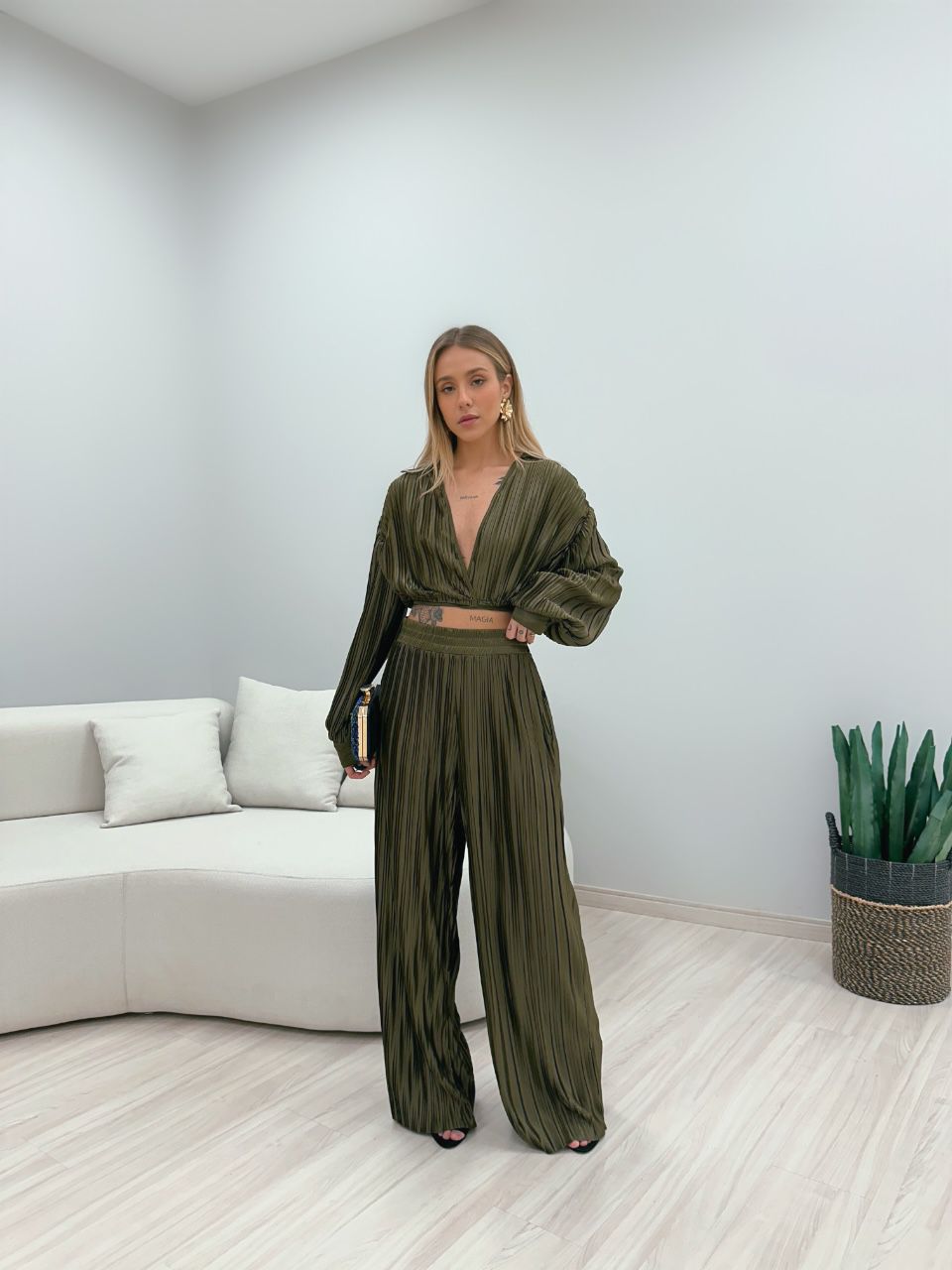 CONJUNTO CAMILA PLISSADO VERDE MUSGO - 0048760321 - CAROLLA FERRARO