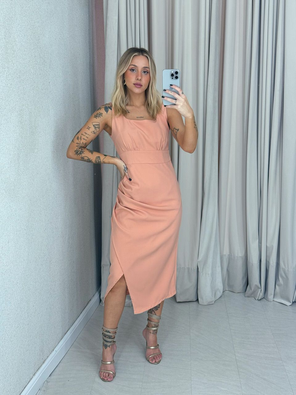 VESTIDO LIGIA DRAPEADO PÊSSEGO - 0061510039 - CAROLLA FERRARO