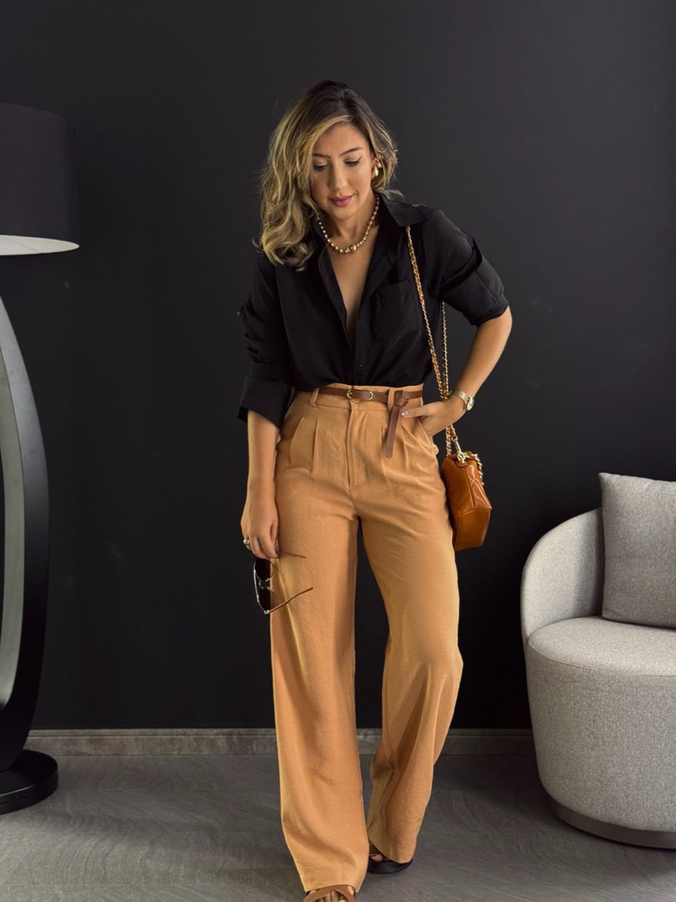 CAMISA LISA COM BOLSO PRETO