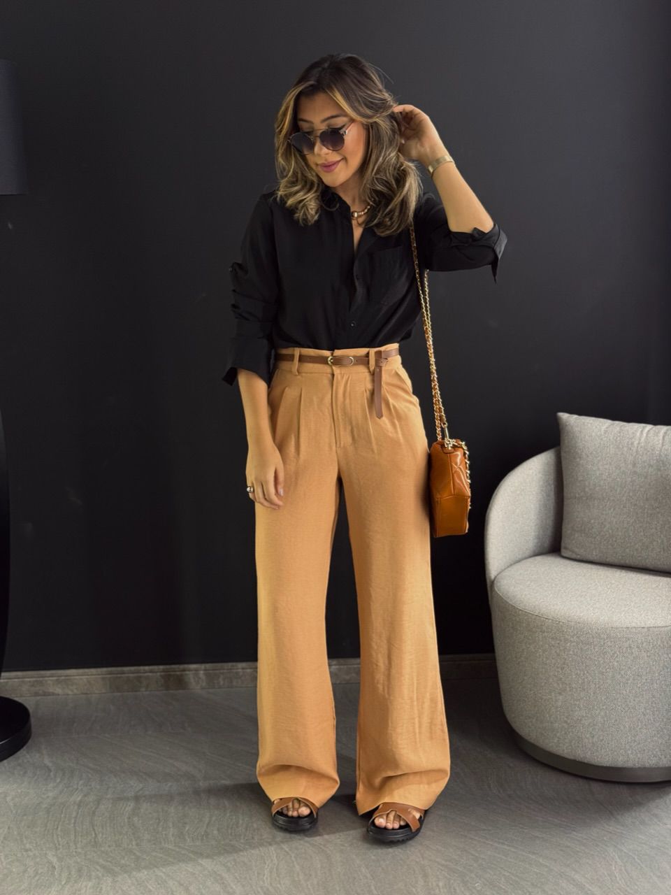 CAMISA LISA COM BOLSO PRETO