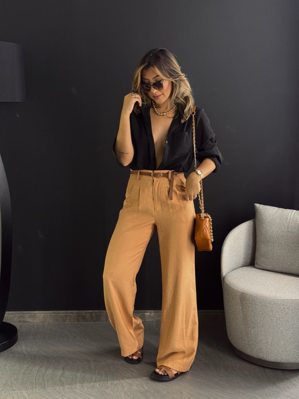 CAMISA LISA COM BOLSO PRETO