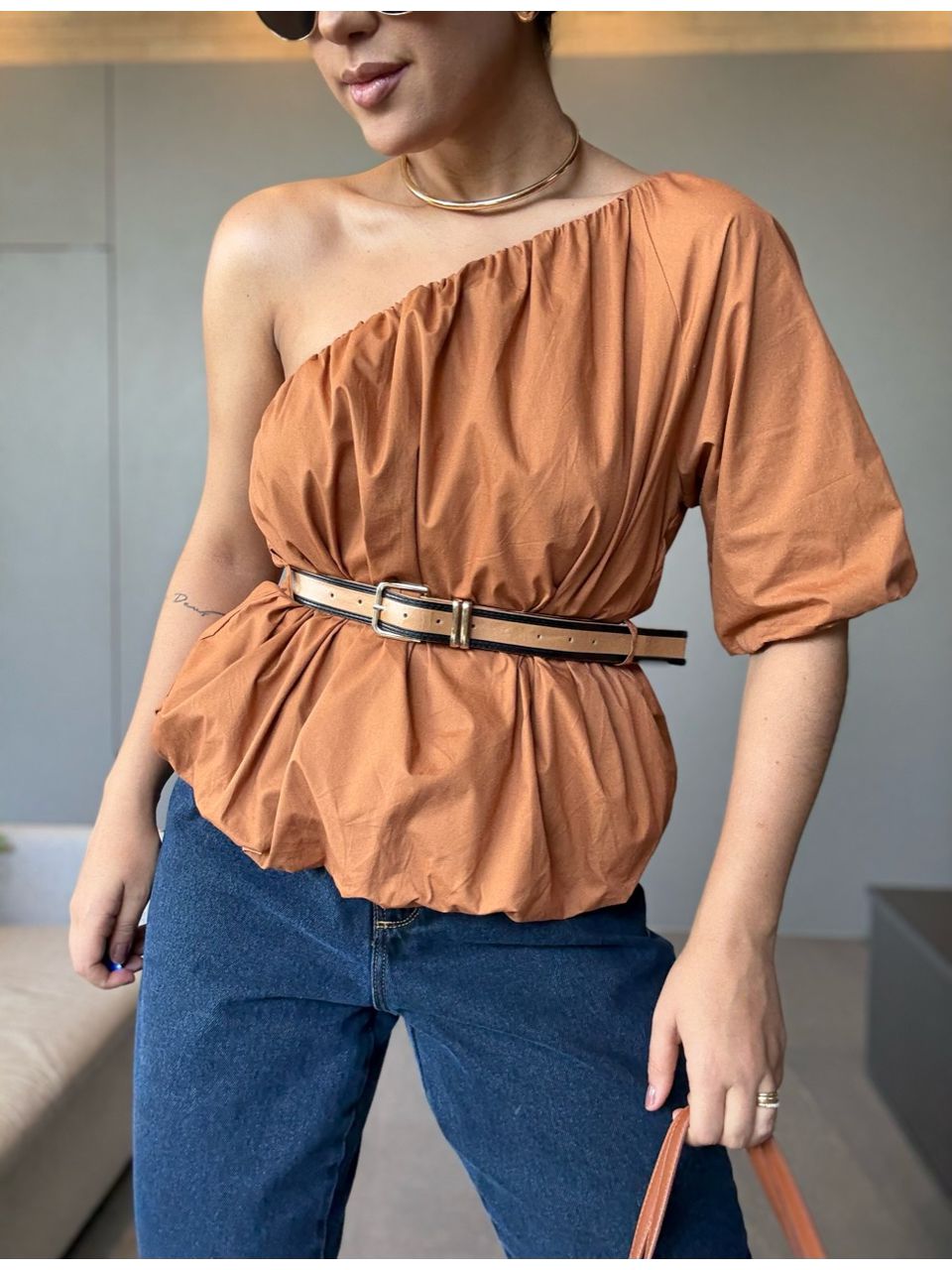 BLUSA VANESSA BALONÊ CARAMELO - 0066060095 - CAROLLA FERRARO
