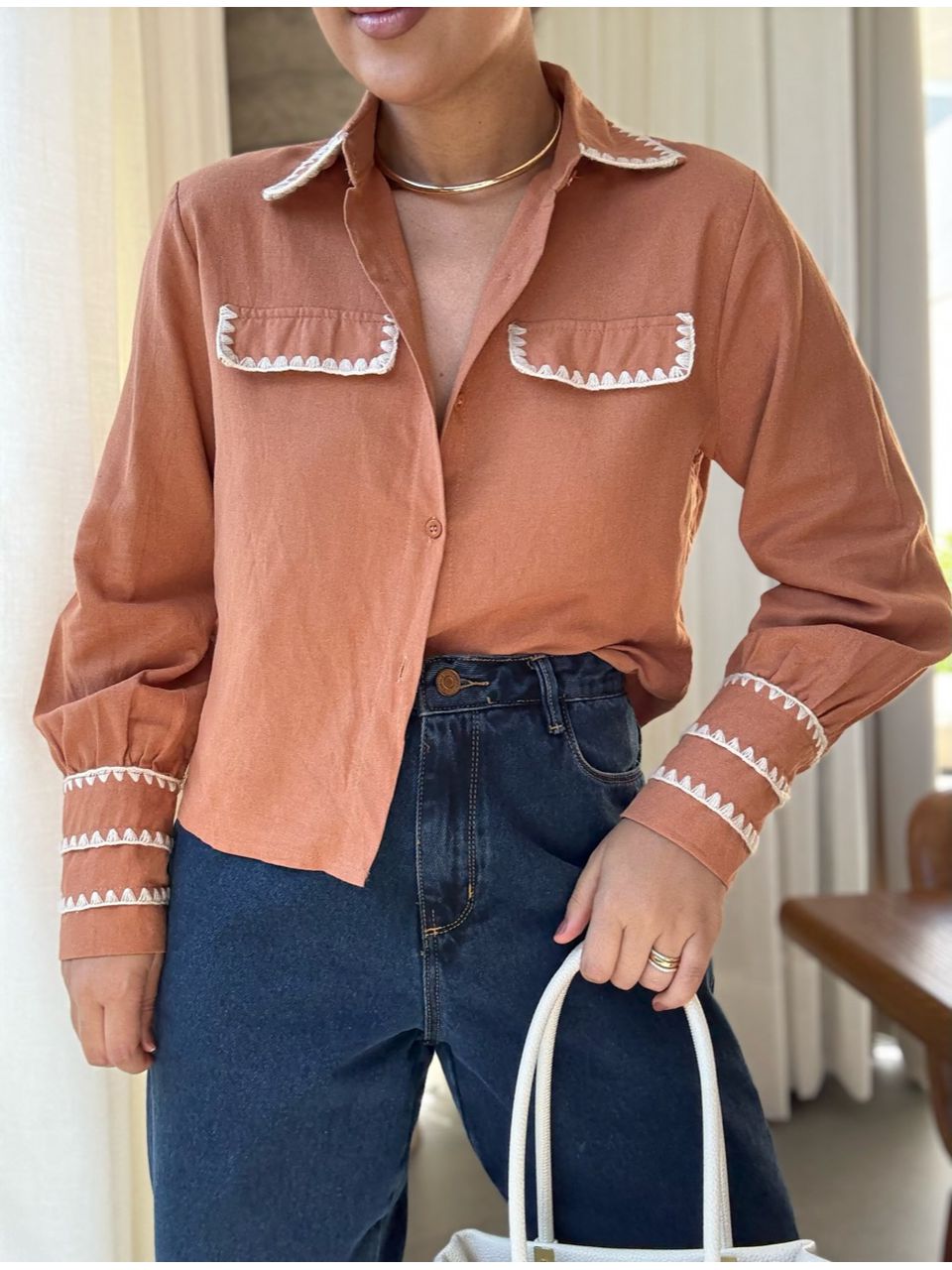 CAMISA ARIANE DETALHE CARAMELO - 0065980095 - CAROLLA FERRARO