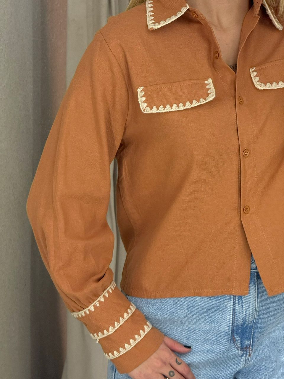CAMISA ARIANE DETALHE CARAMELO