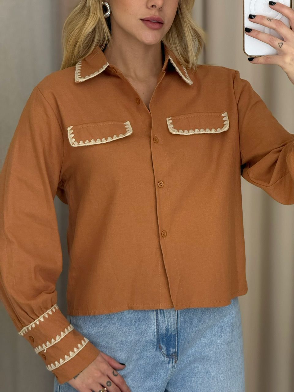 CAMISA ARIANE DETALHE CARAMELO