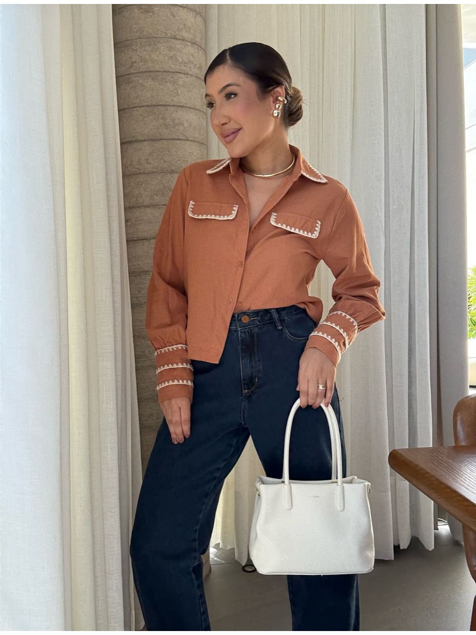 CAMISA ARIANE DETALHE CARAMELO
