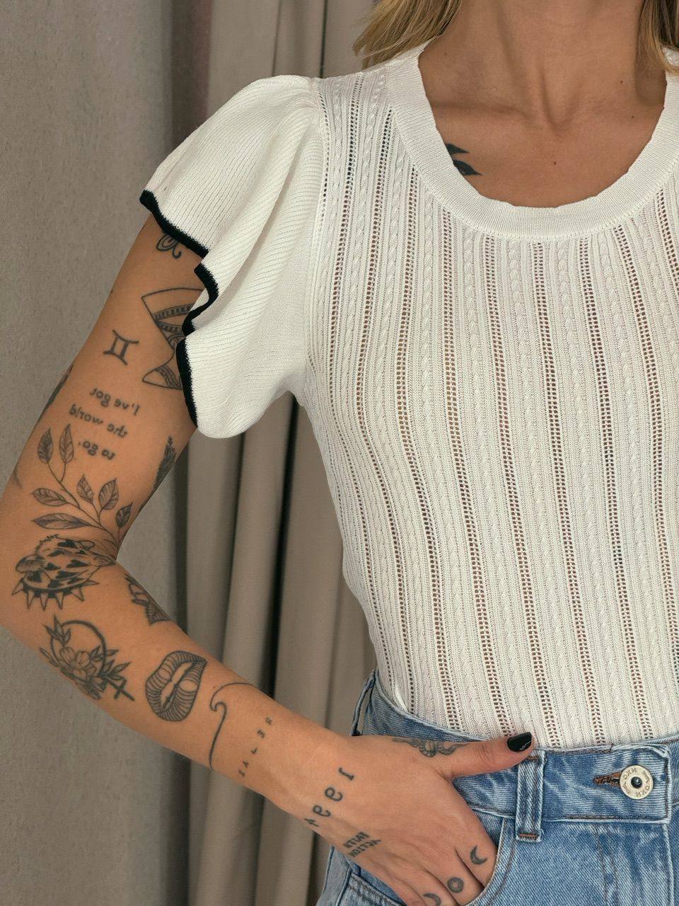 BLUSA LARA TRICOT MANGA BABADO OFF