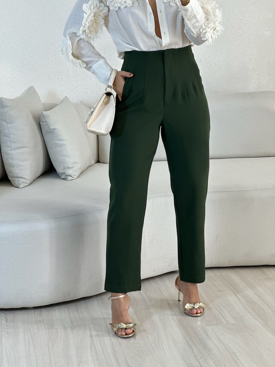 CALÇA LUIZA ALFAIATARIA VERDE MUSGO - 0055470321 - CAROLLA FERRARO