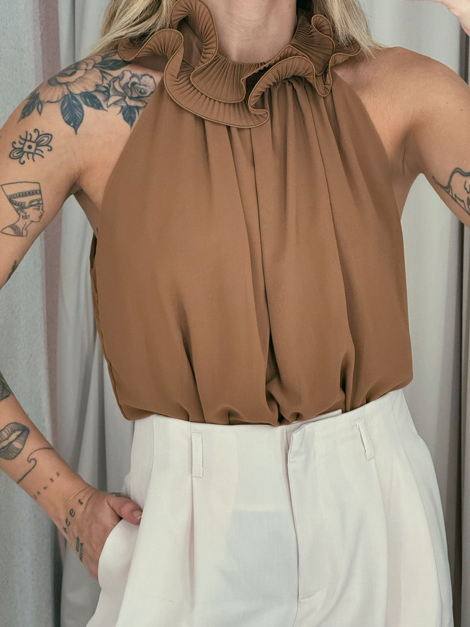BLUSA ROBERTA GOLA BABADO MARROM