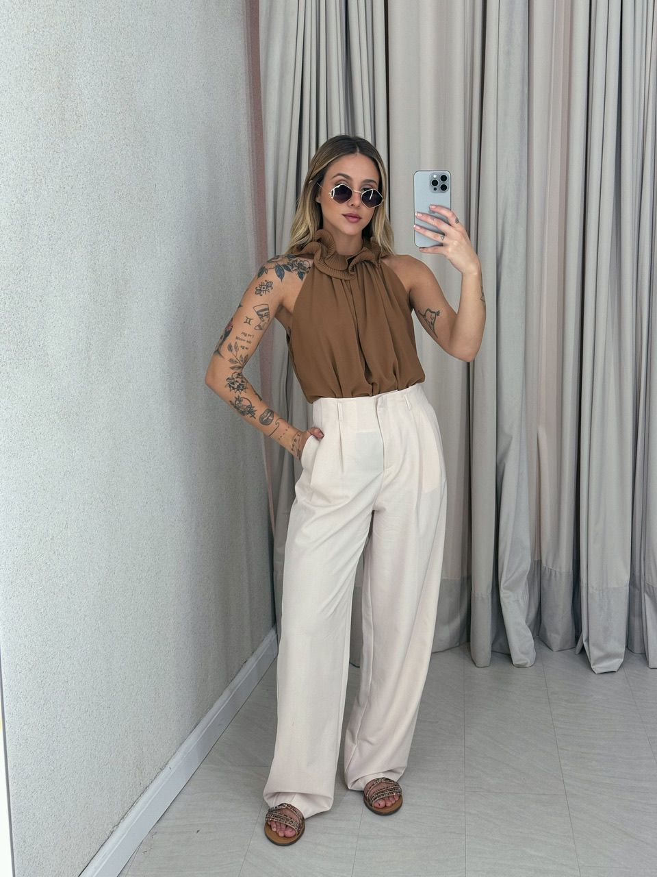 BLUSA ROBERTA GOLA BABADO MARROM