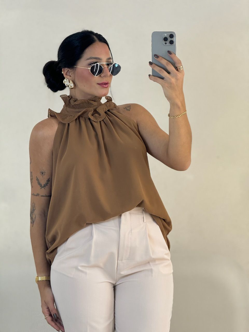 BLUSA ROBERTA GOLA BABADO MARROM