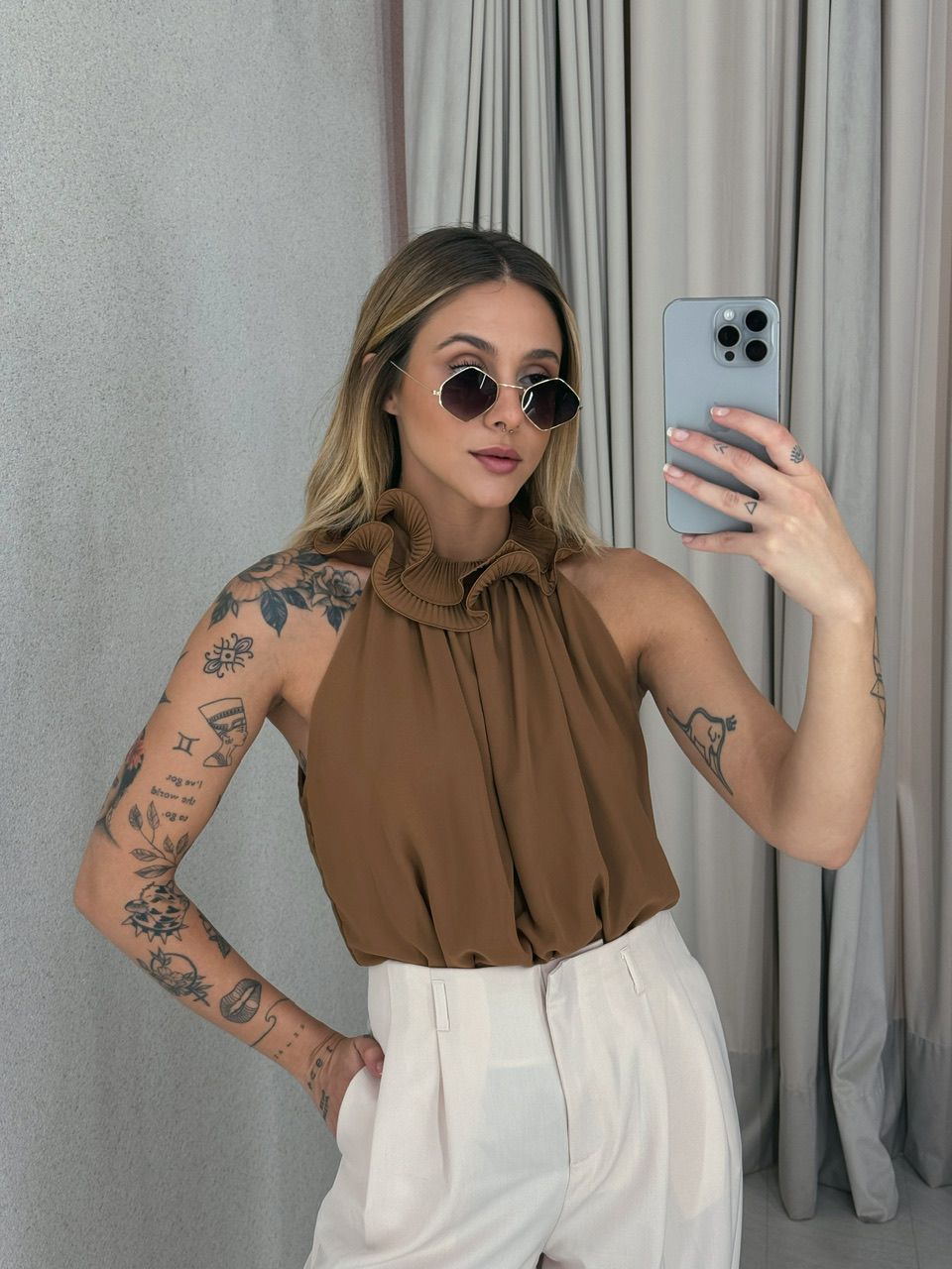 BLUSA ROBERTA GOLA BABADO MARROM - 0056470054 - CAROLLA FERRARO