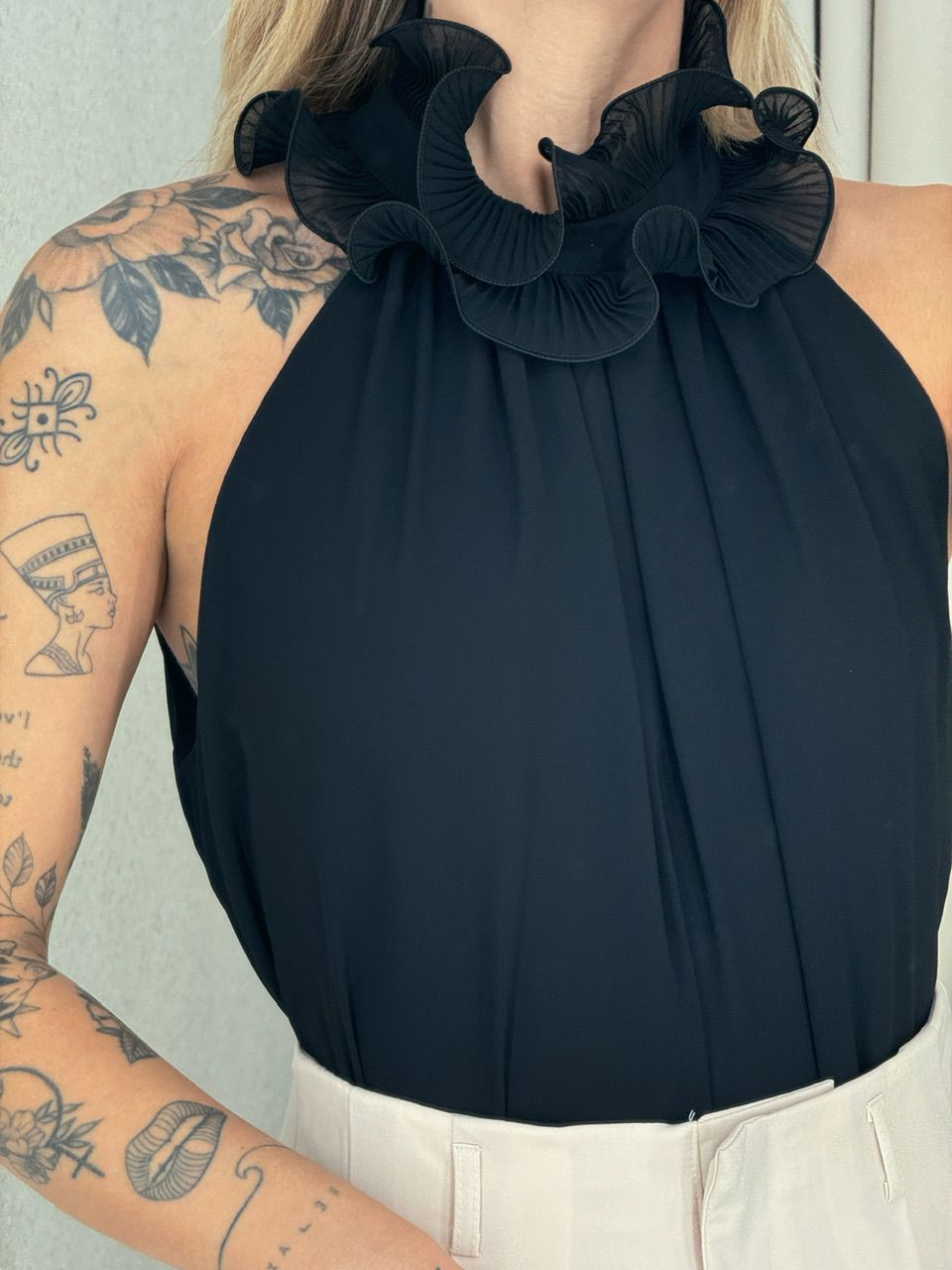 BLUSA ROBERTA GOLA BABADO PRETA