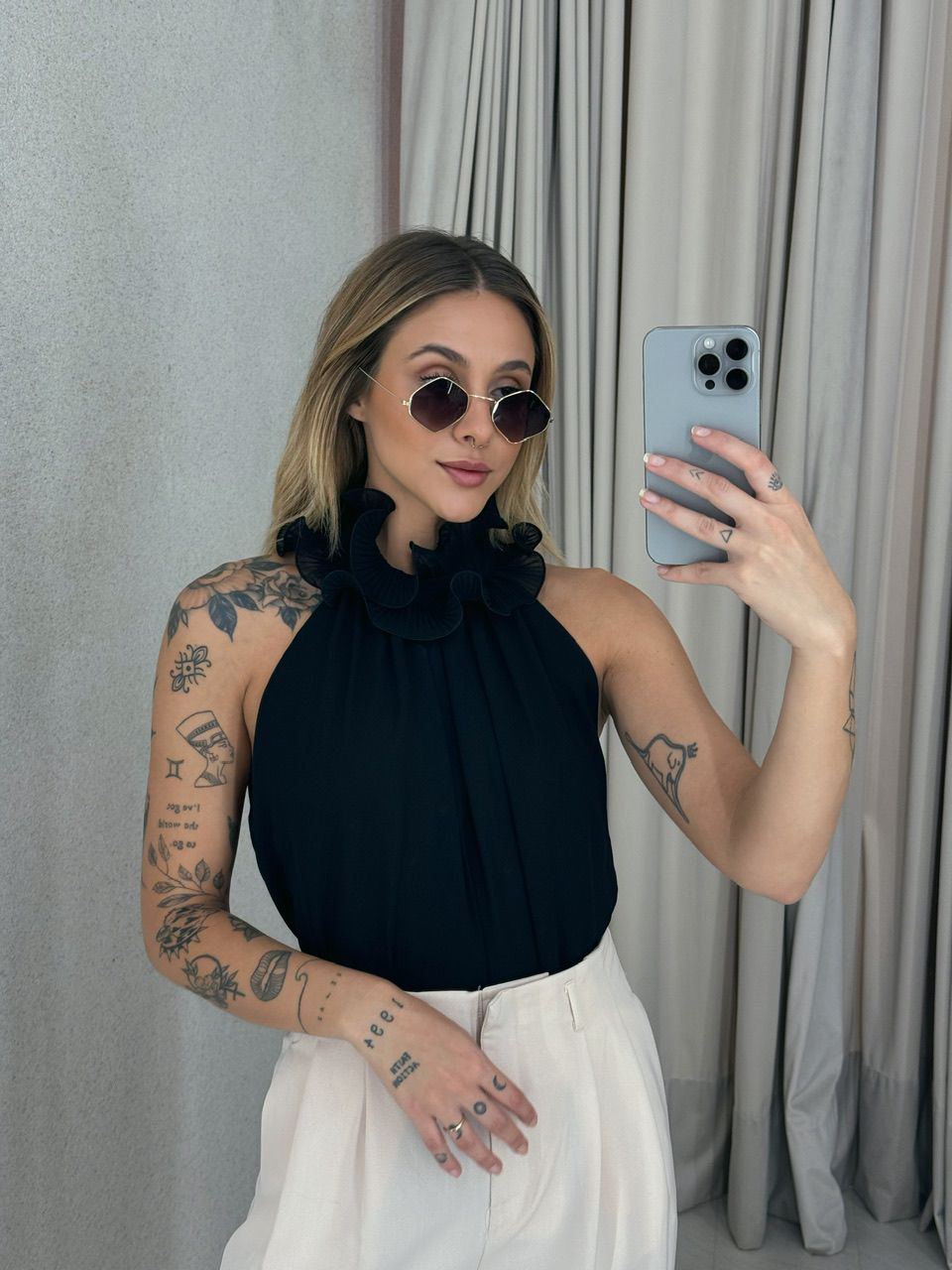 BLUSA ROBERTA GOLA BABADO PRETA - 0056470033 - CAROLLA FERRARO