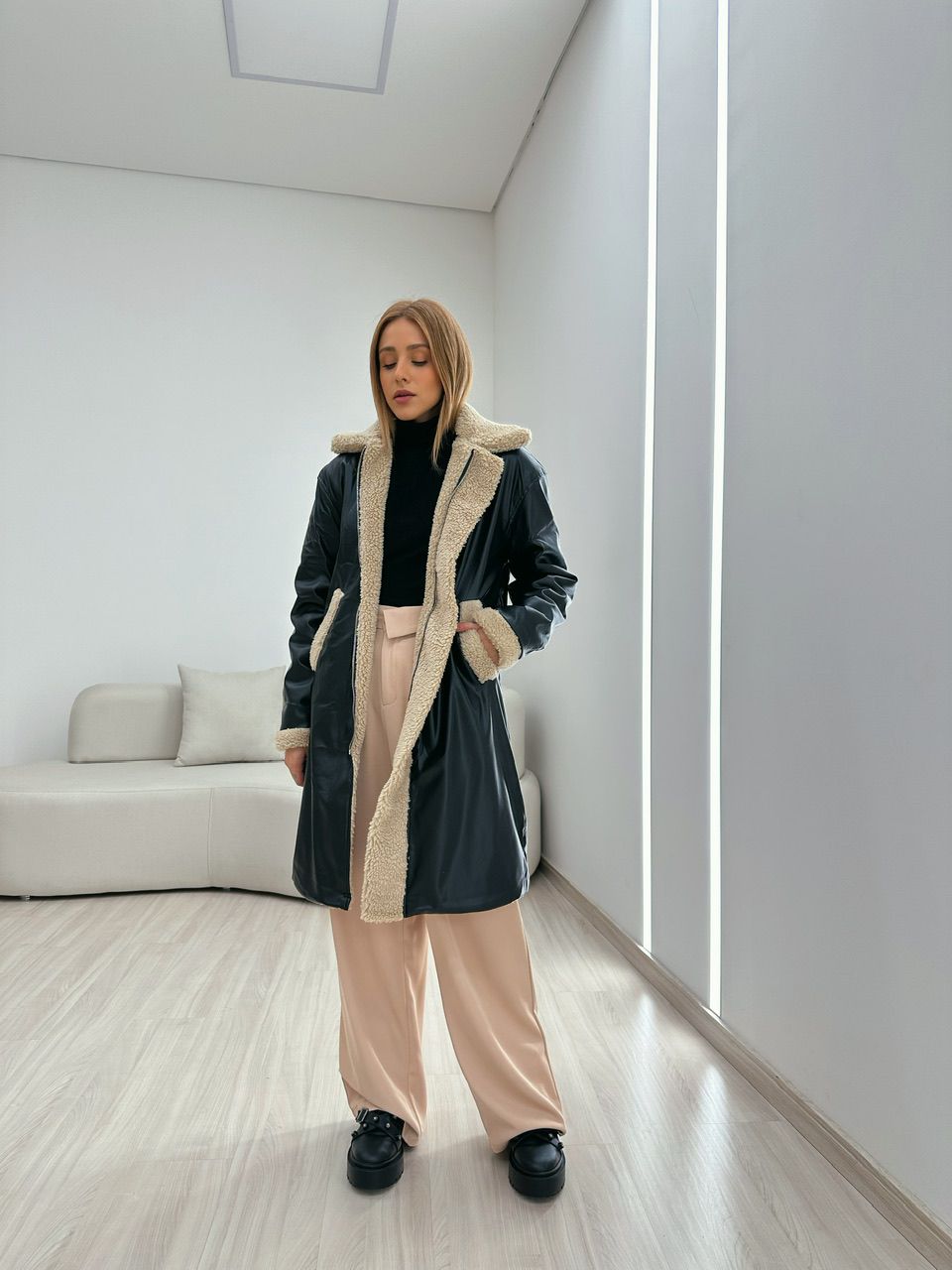 SOBRETUDO CRISTAL COURINO PRETO/NUDE - 0049890233 - CAROLLA FERRARO