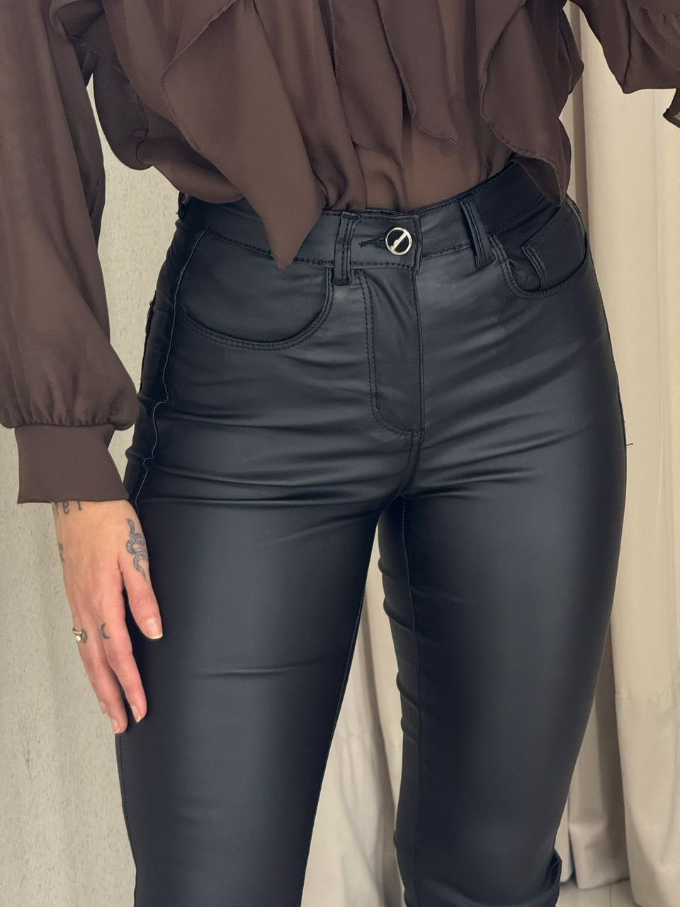 CALÇA BELLA SKINNY COURO FAKE PRETA