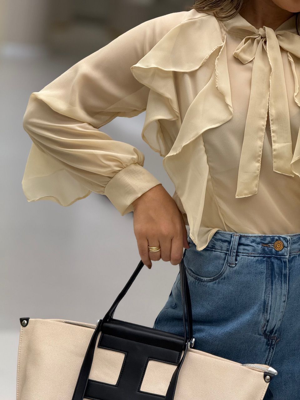 BLUSA ANITA BABADOS AREIA
