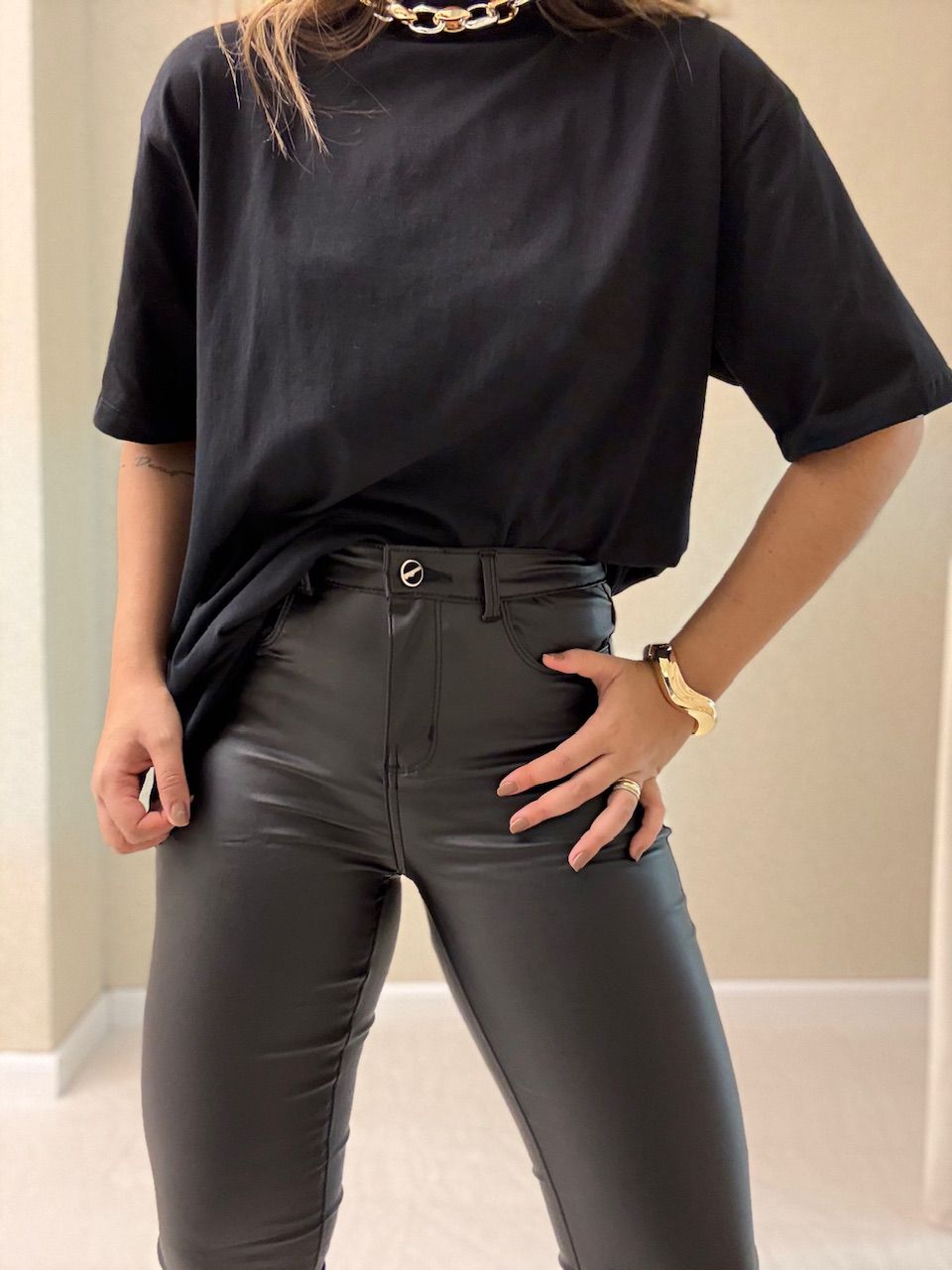 CALÇA BELLA SKINNY COURO FAKE PRETA