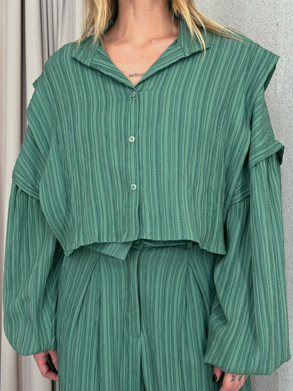 CAMISA CROPPED CF OVER verde