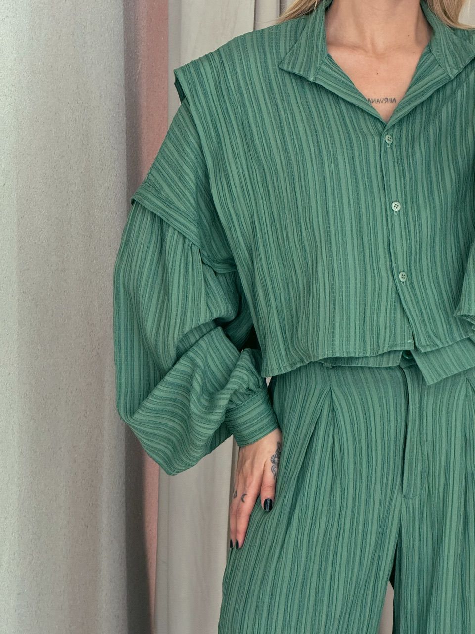 CAMISA CROPPED CF OVER verde